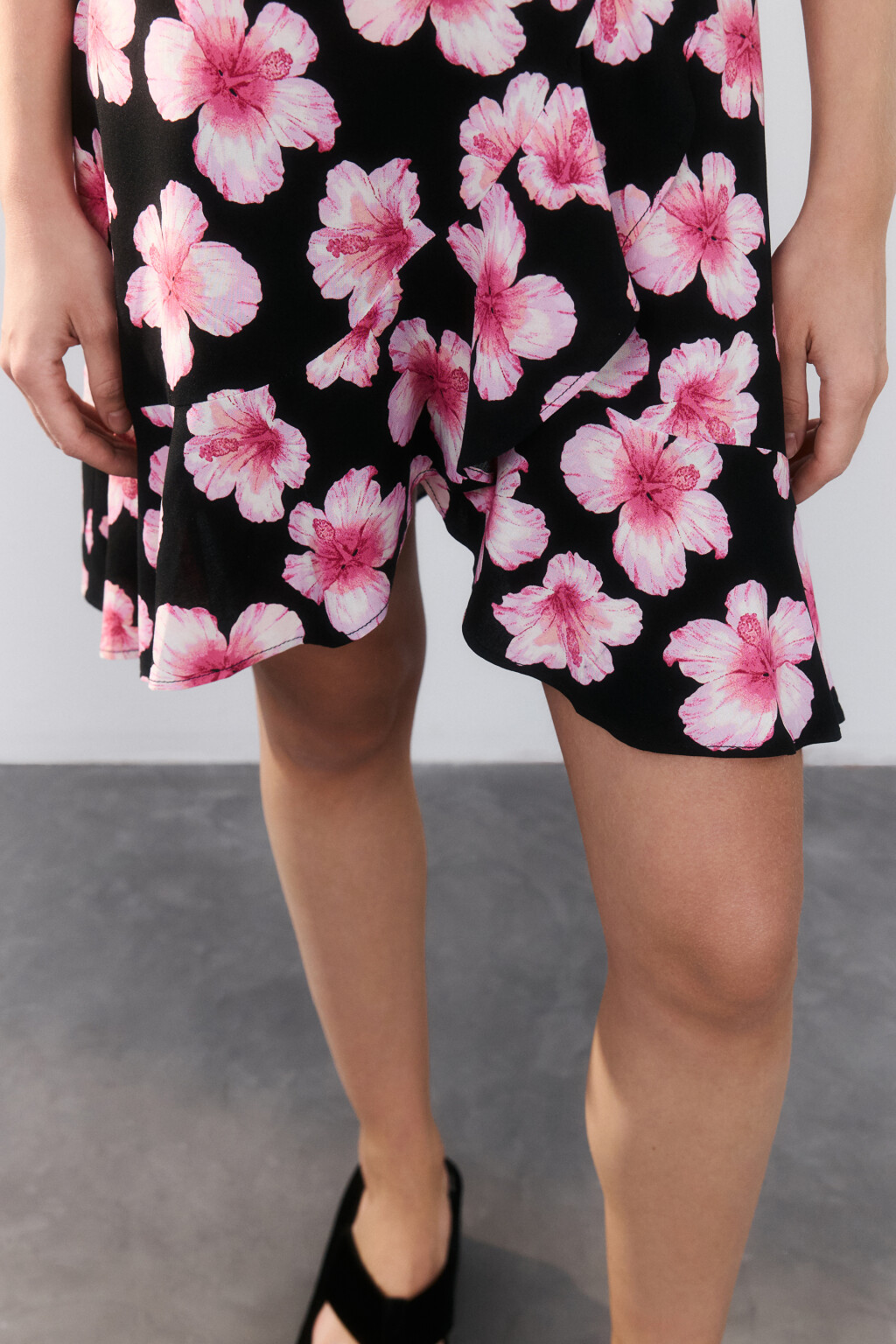 Платье мини с запахом и воланами - цвет розовый - 6