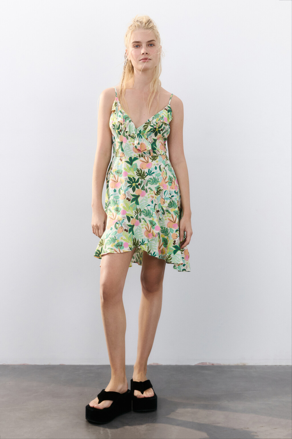 Платье мини с запахом и воланами - цвет мультиколор - 4