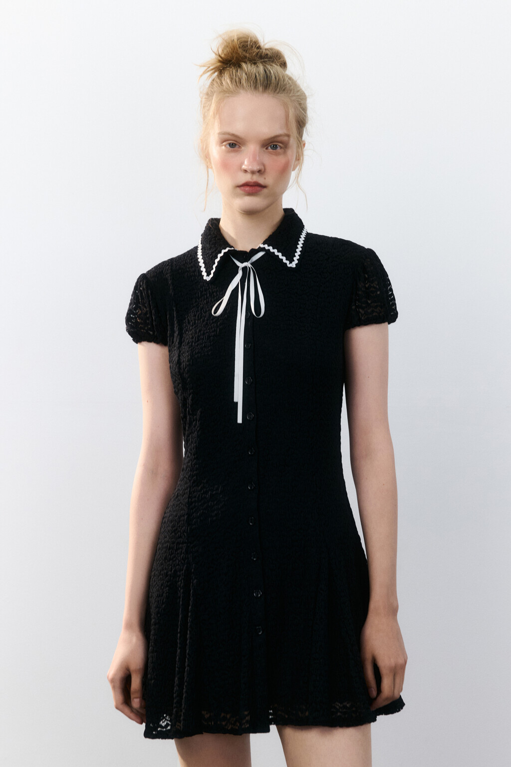 Платье мини ажурное с воротником - цвет черный - 2