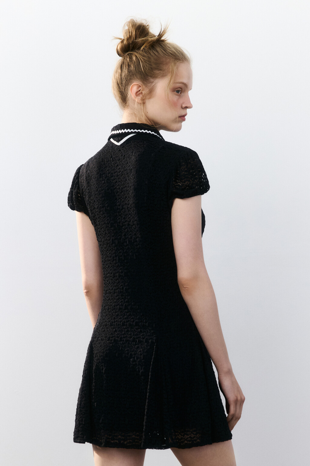 Платье мини ажурное с воротником - цвет черный - 3