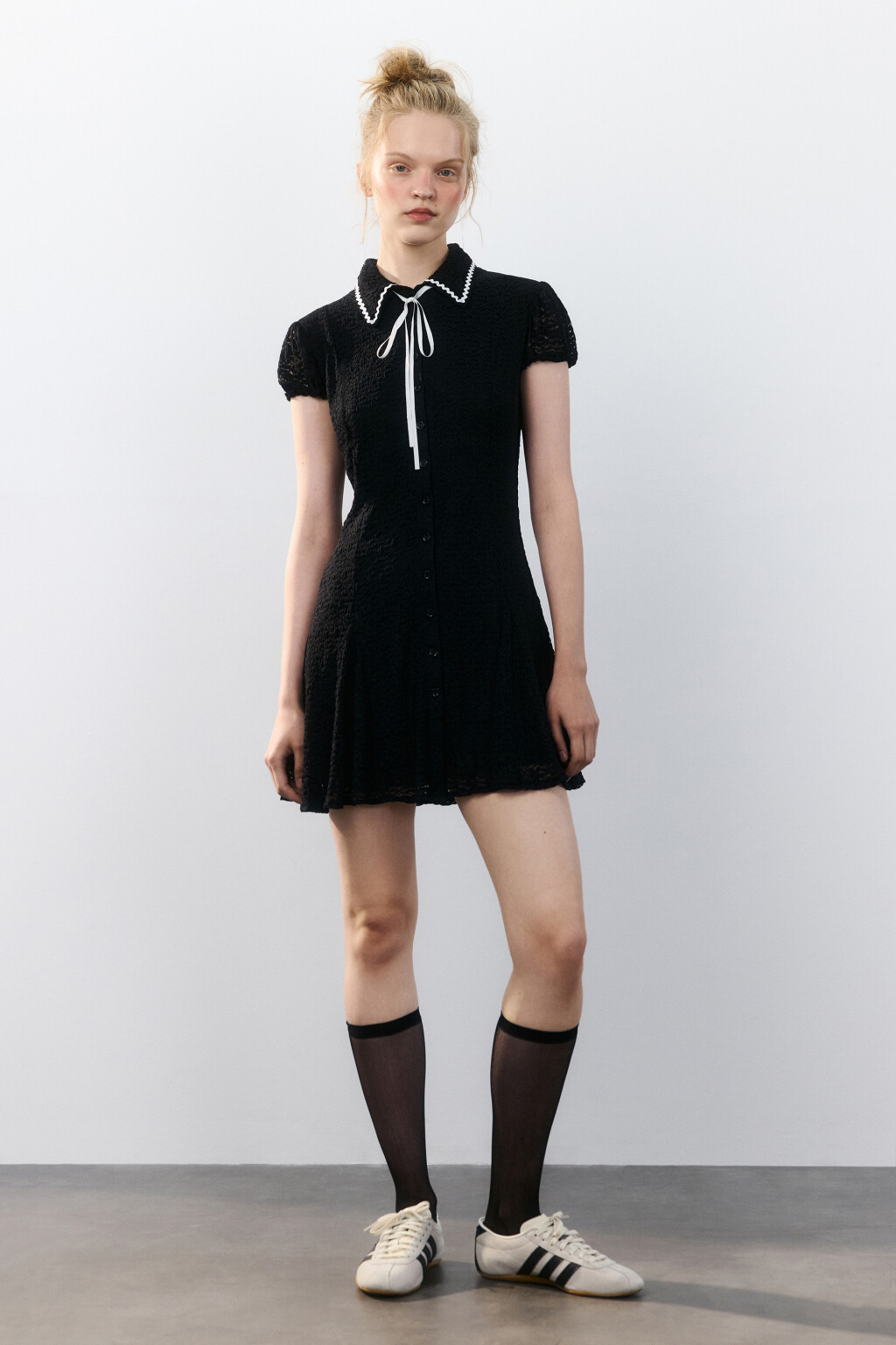 Платье мини ажурное с воротником - цвет черный - 4