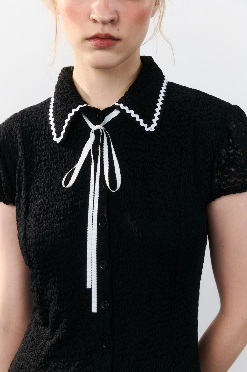 Платье мини ажурное с воротником - цвет черный - 5