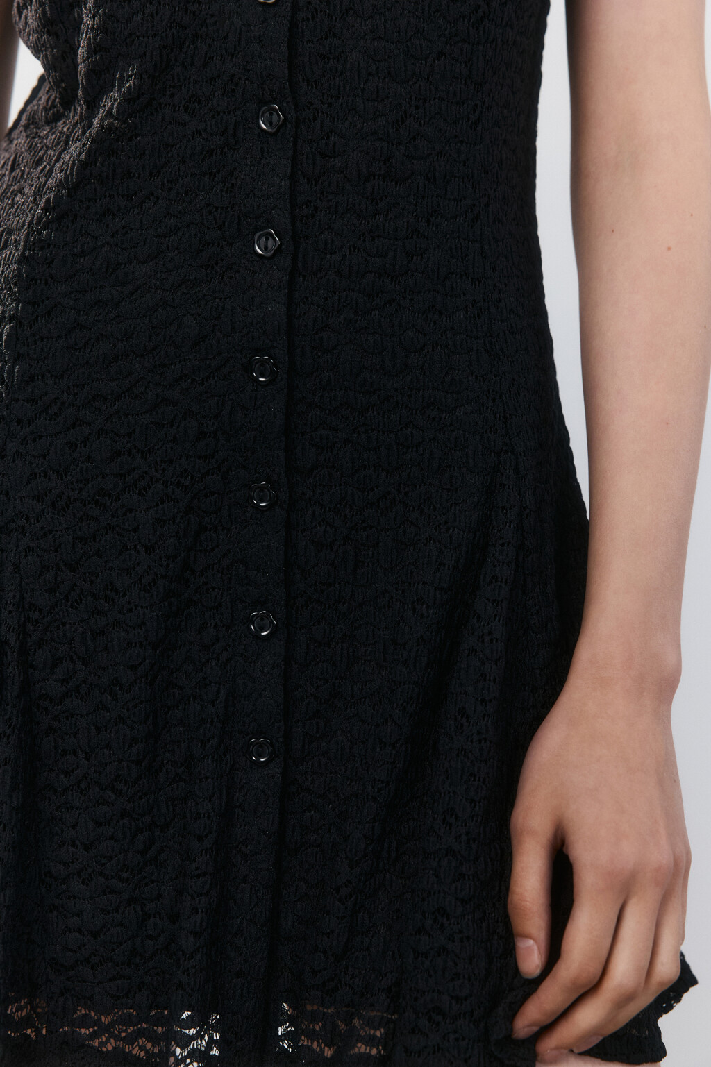 Платье мини ажурное с воротником - цвет черный - 6