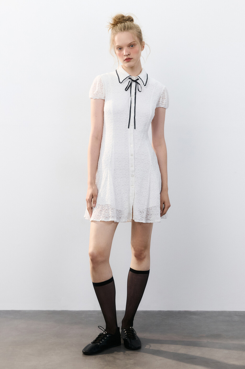 Платье мини ажурное с воротником - цвет молочный - 4