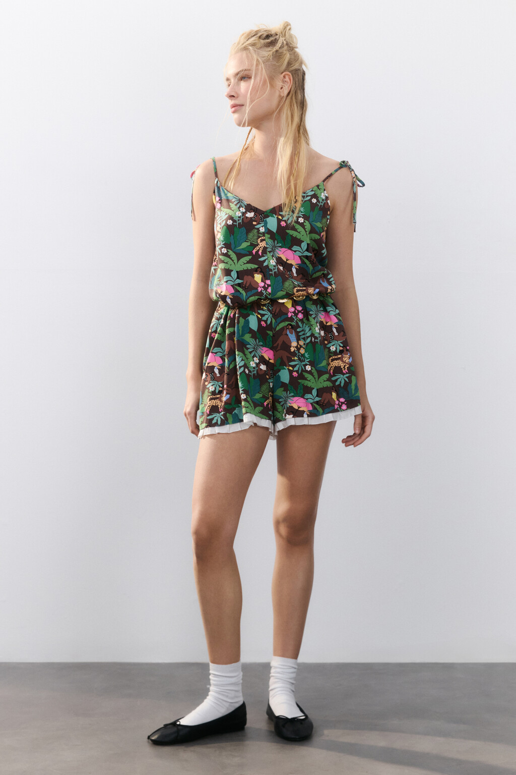 Комбинезон короткий с бретелями-завязками - цвет мультиколор - 4