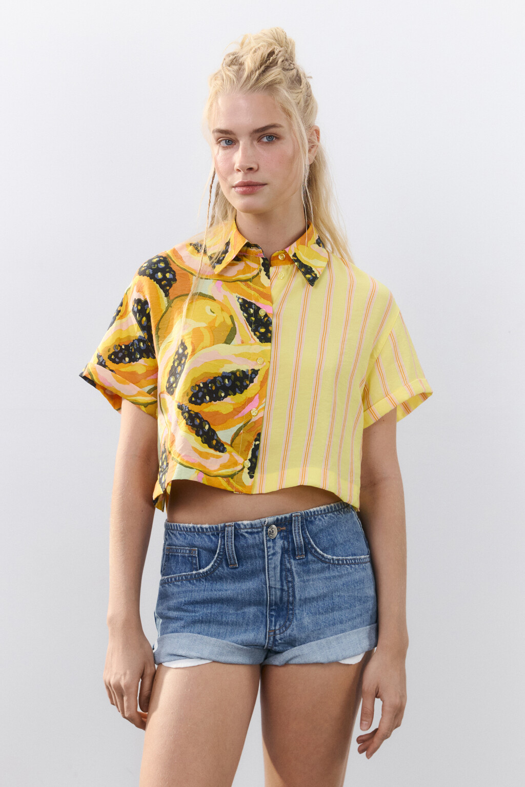 Рубашка укороченная с принтом - цвет мультиколор - 3
