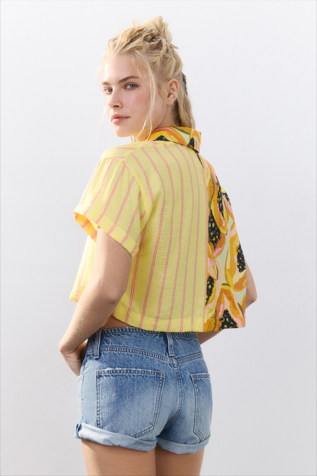 Рубашка укороченная с принтом - цвет мультиколор - 4