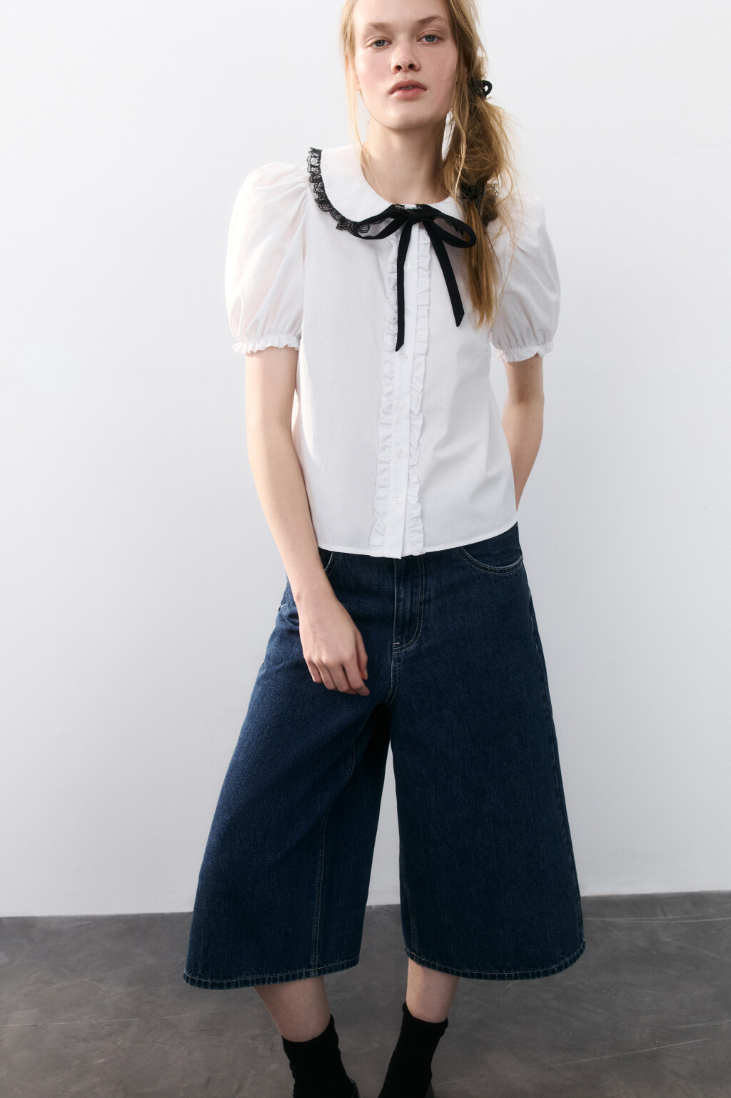 Блузка с ажурным воротником на завязках - цвет белый - 3