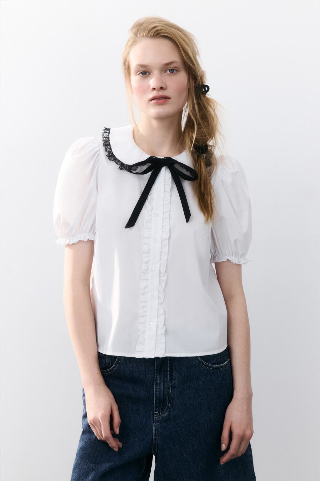 Блузка с ажурным воротником на завязках - цвет белый - 1