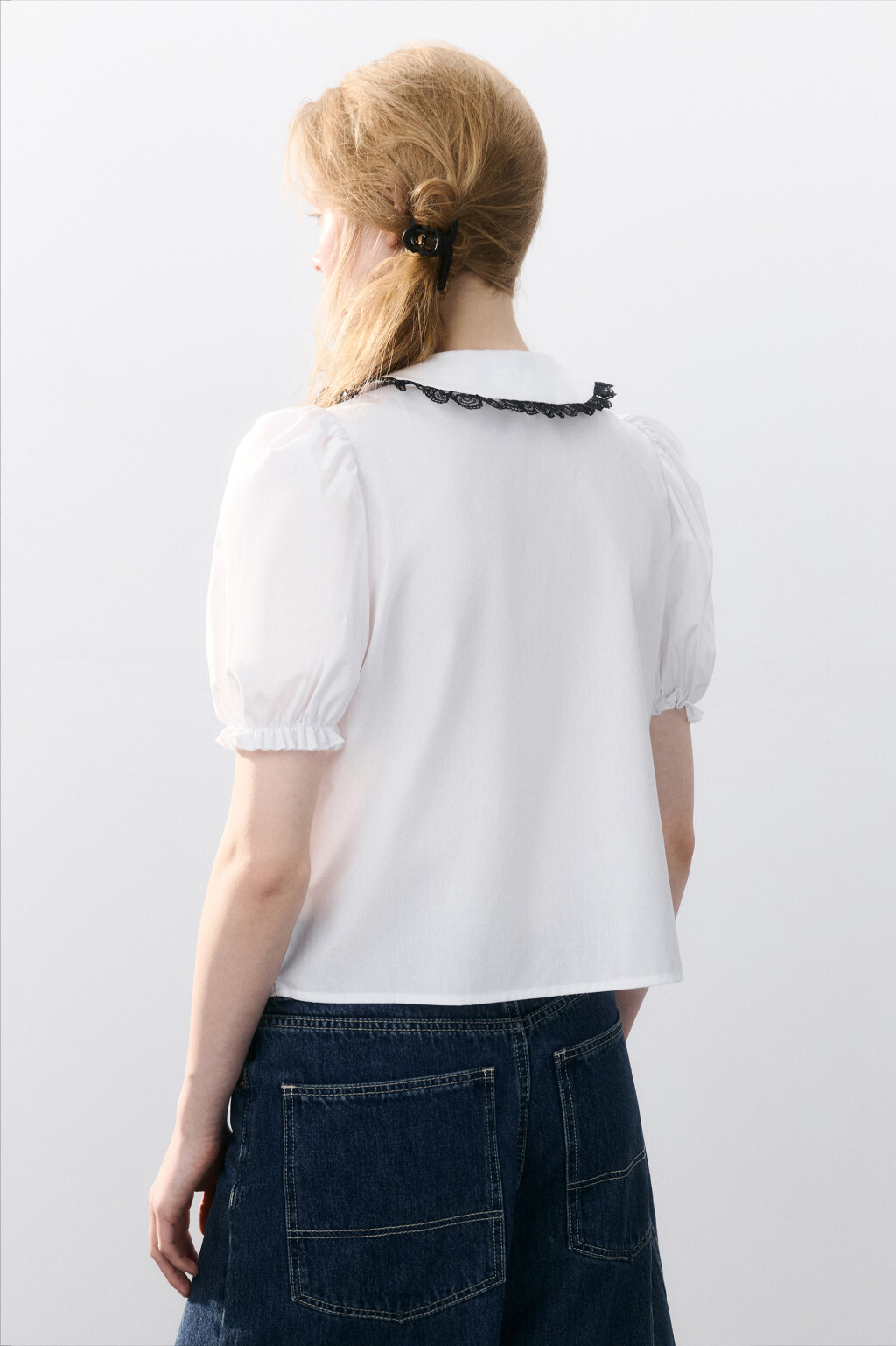 Блузка с ажурным воротником на завязках - цвет белый - 2