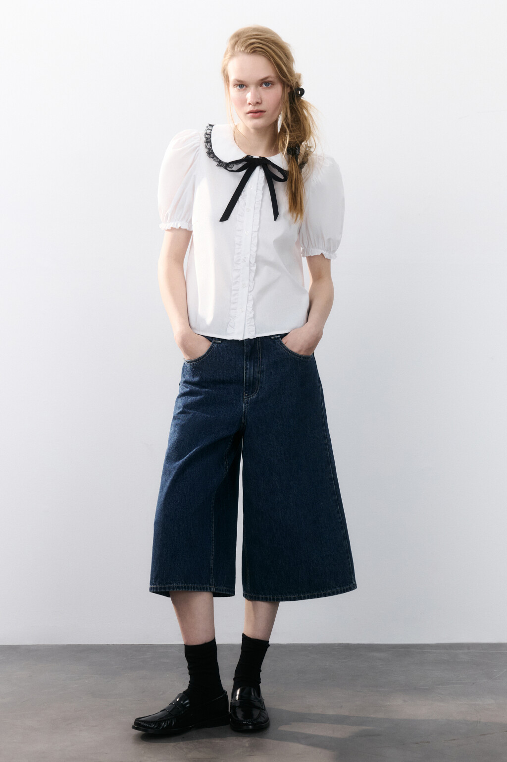 Блузка с ажурным воротником на завязках - цвет белый - 4