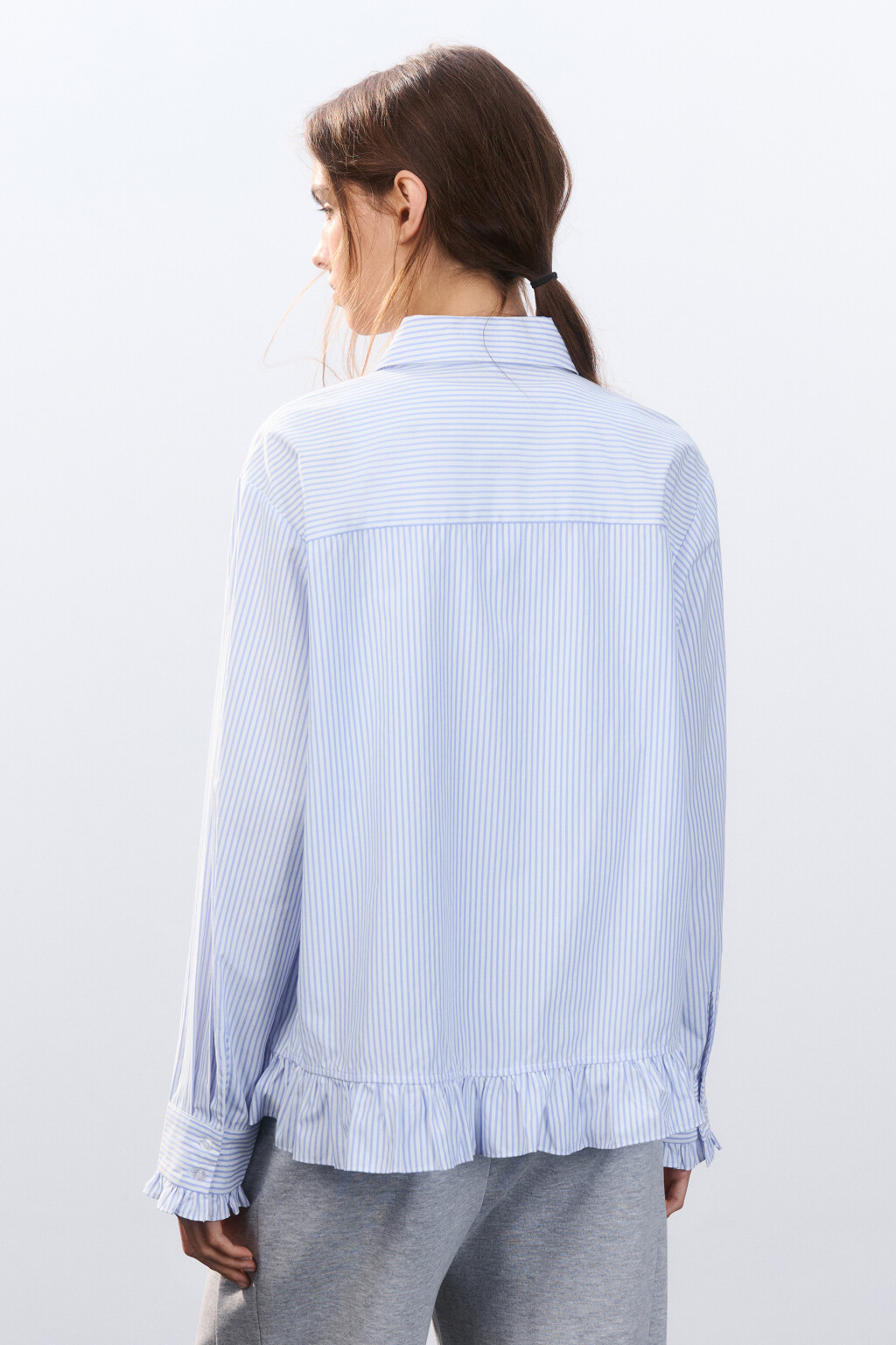 Блузка-рубашка с оборками - цвет голубой - 3