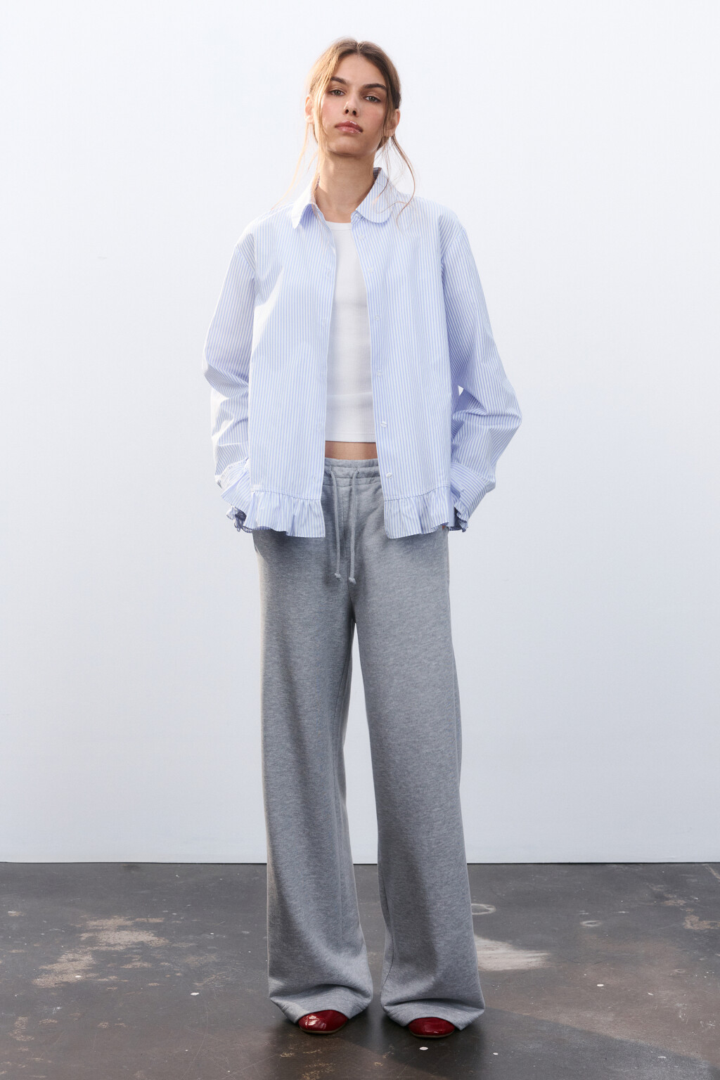 Блузка-рубашка с оборками - цвет голубой - 4