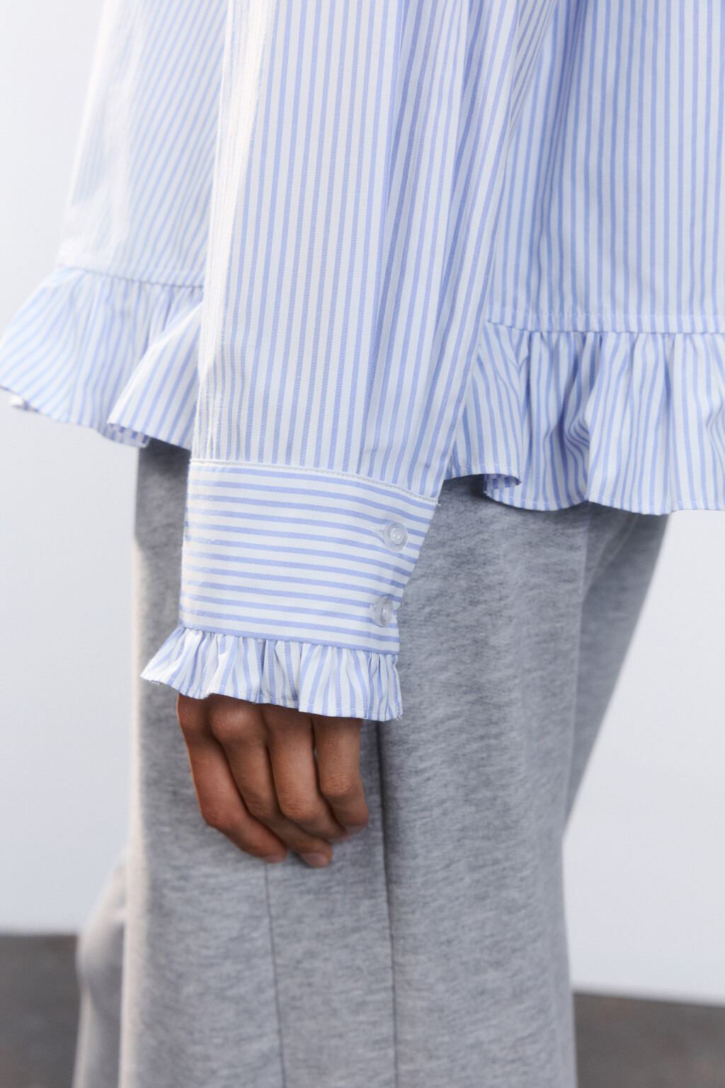 Блузка-рубашка с оборками - цвет голубой - 6