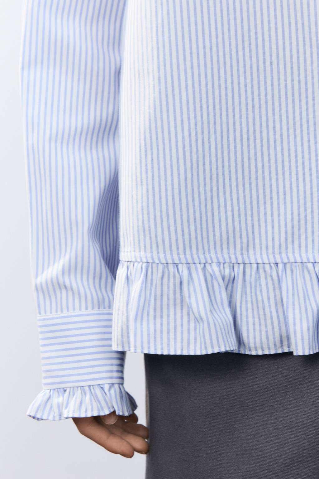 Блузка-рубашка с оборками - цвет голубой - 7