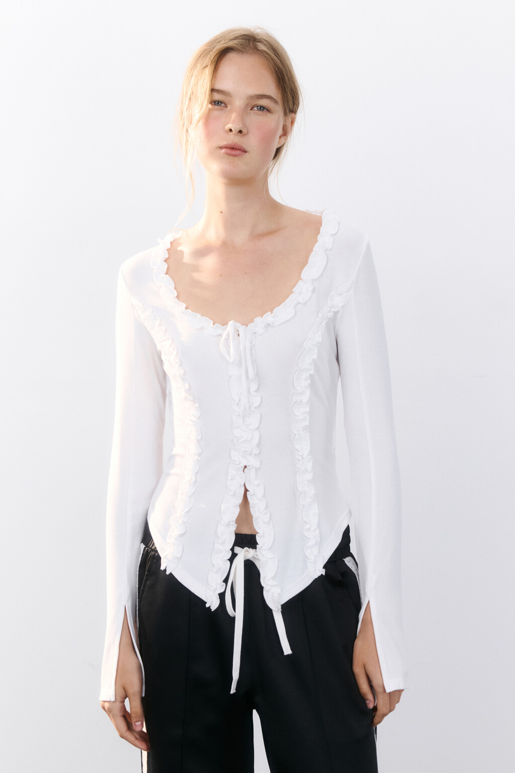 Блузка на завязках с оборками - цвет белый - 2