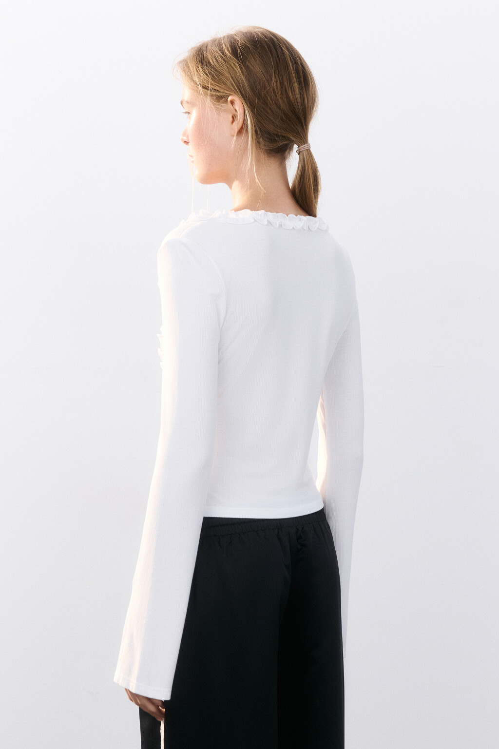 Блузка на завязках с оборками - цвет белый - 3