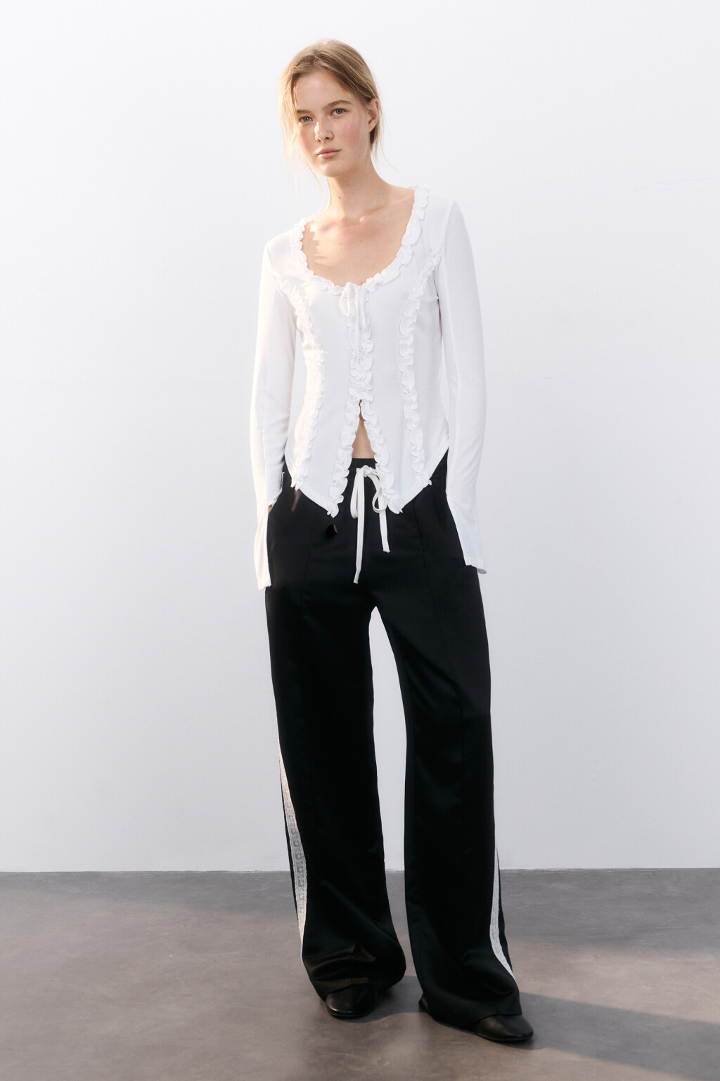 Блузка на завязках с оборками - цвет белый - 5