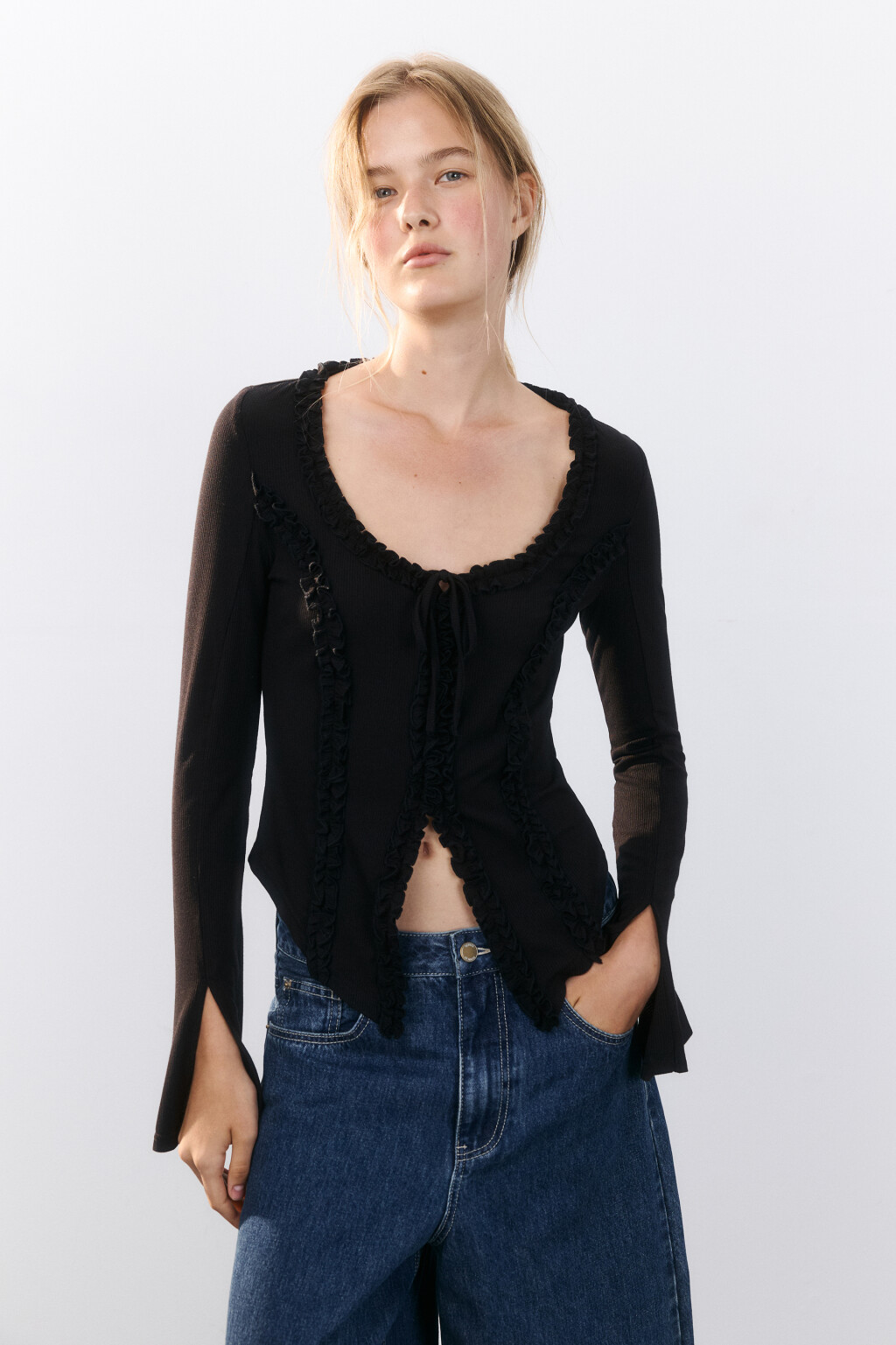 Блузка на завязках с оборками - цвет черный - 1