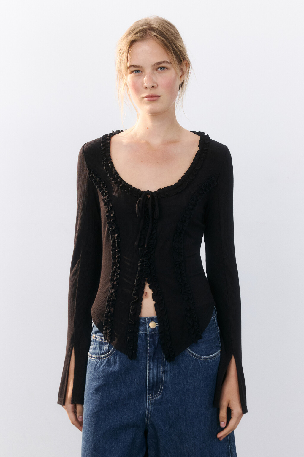 Блузка на завязках с оборками - цвет черный - 2
