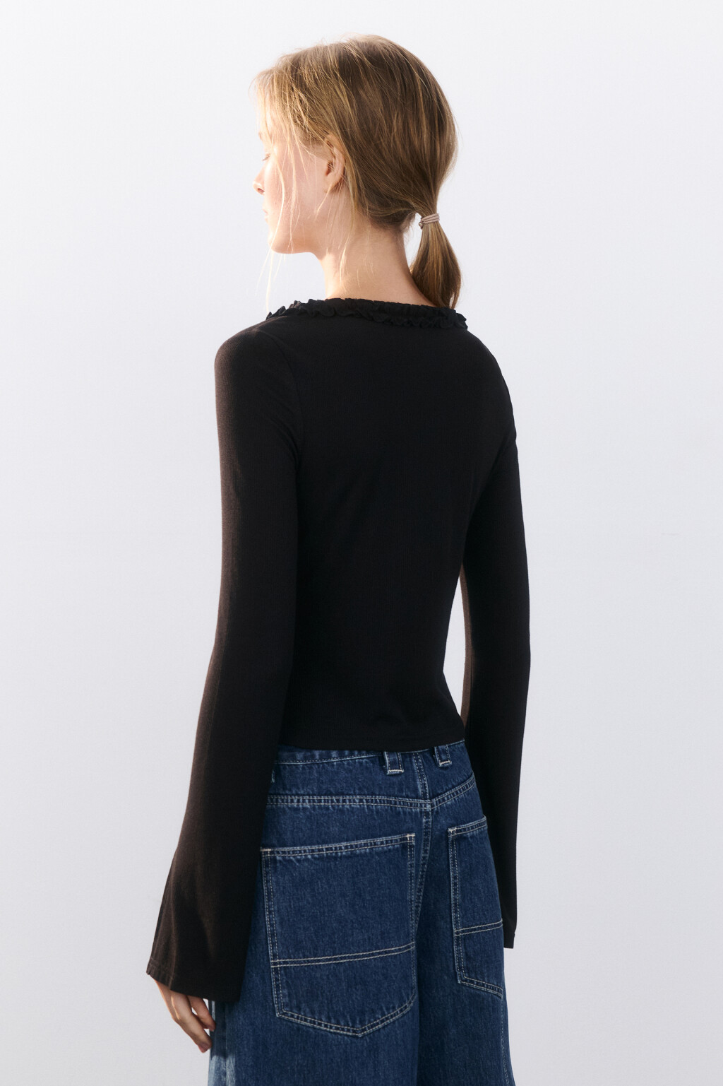 Блузка на завязках с оборками - цвет черный - 3