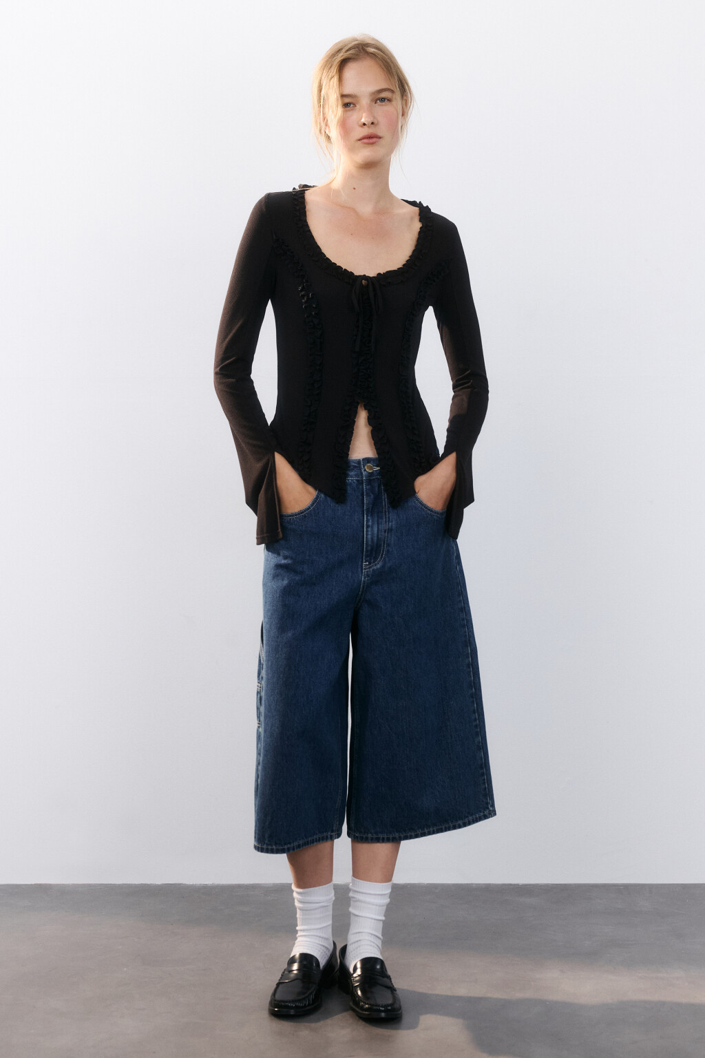 Блузка на завязках с оборками - цвет черный - 4