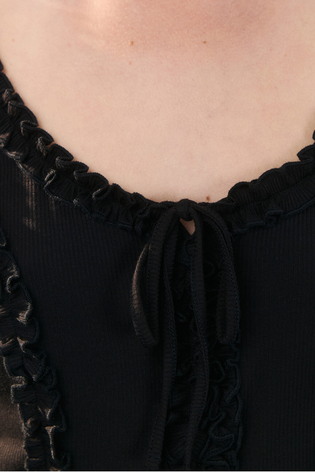 Блузка на завязках с оборками - цвет черный - 5