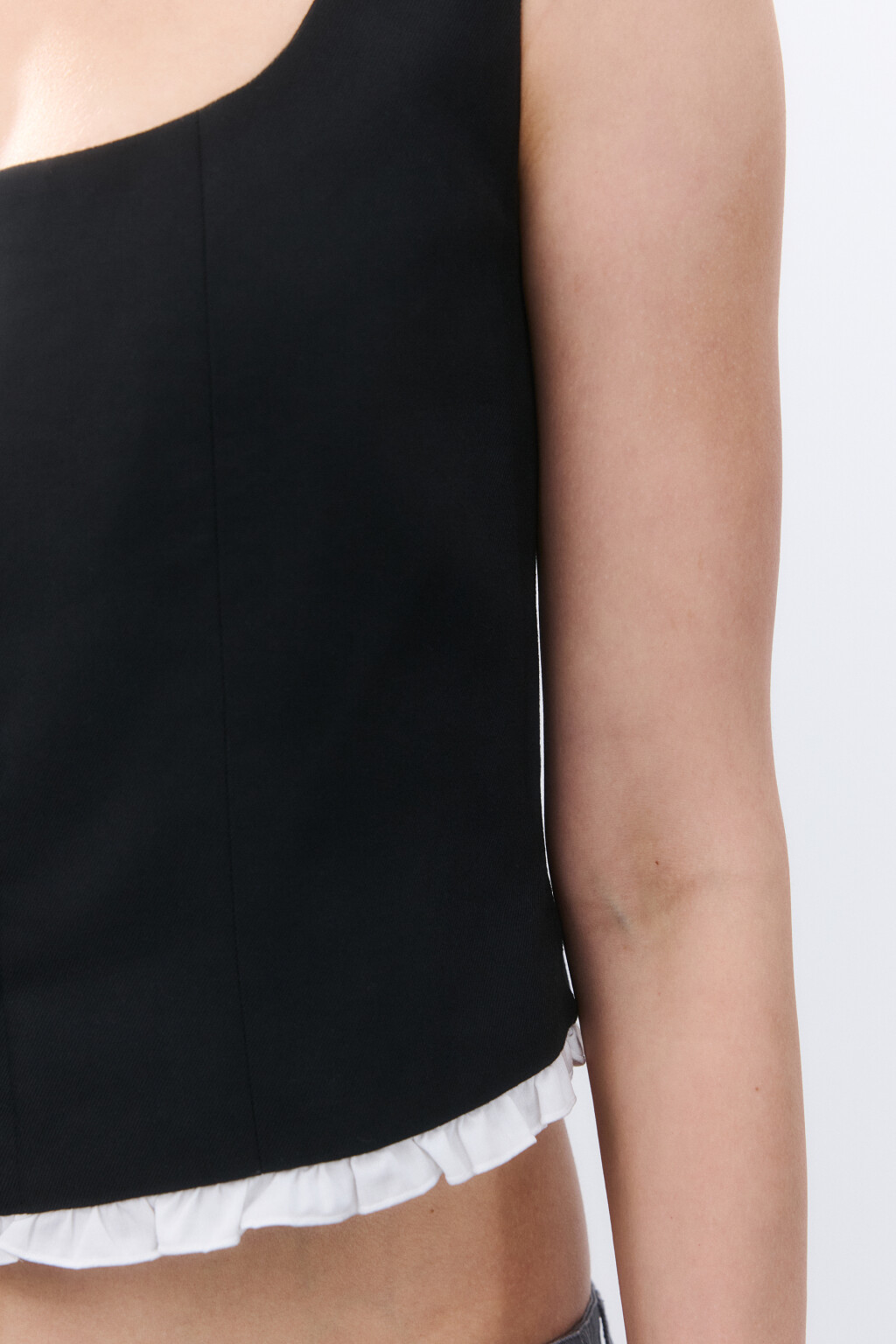 Жилет облегающий с оборками - цвет черный - 6