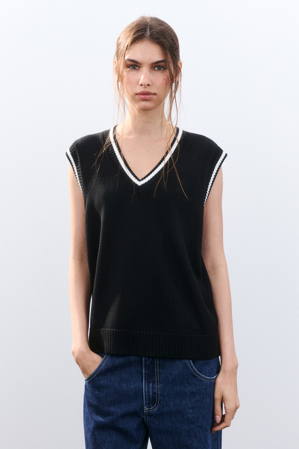 Жилет вязаный с контрастной окантовкой - цвет черный - 2