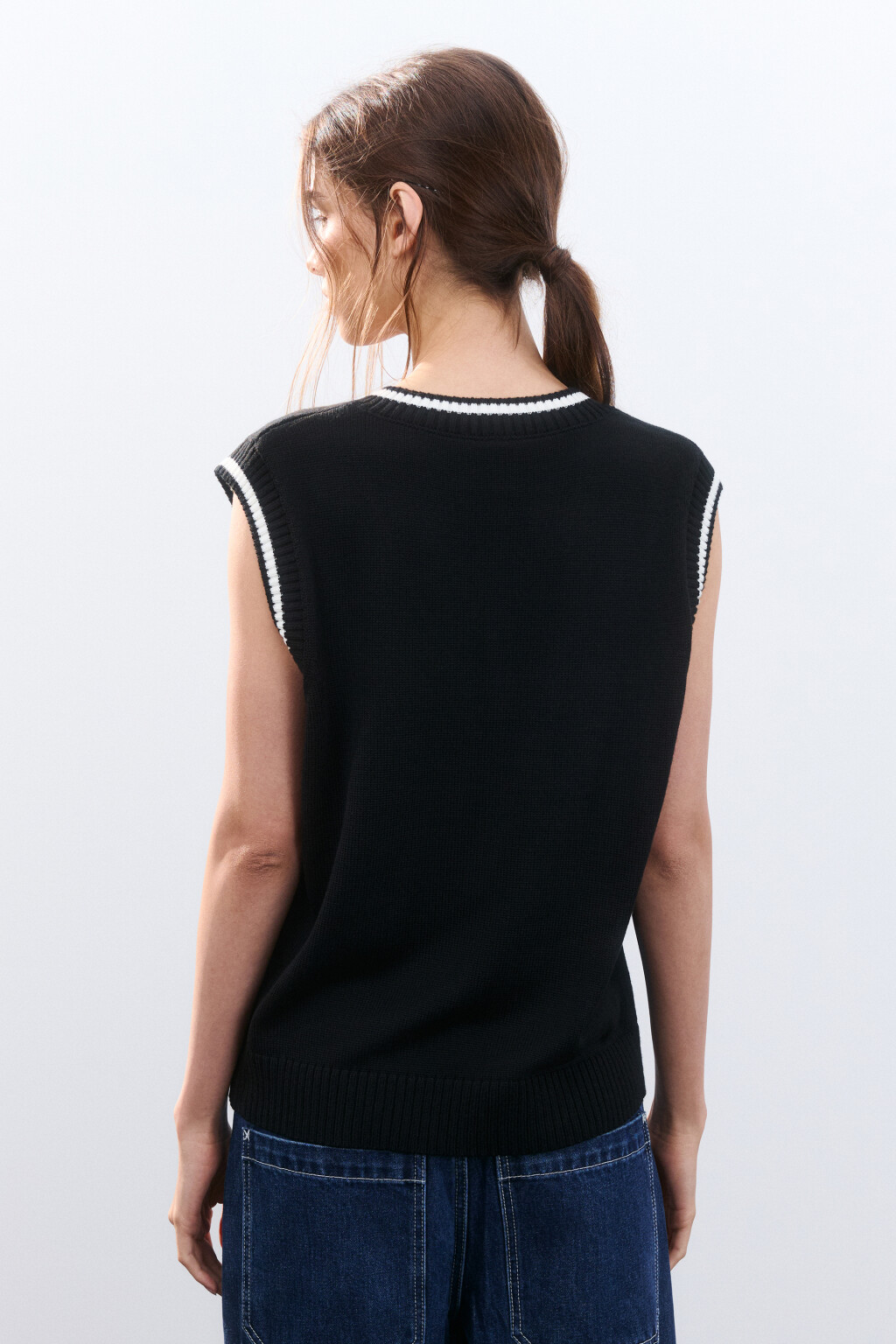Жилет вязаный с контрастной окантовкой - цвет черный - 3