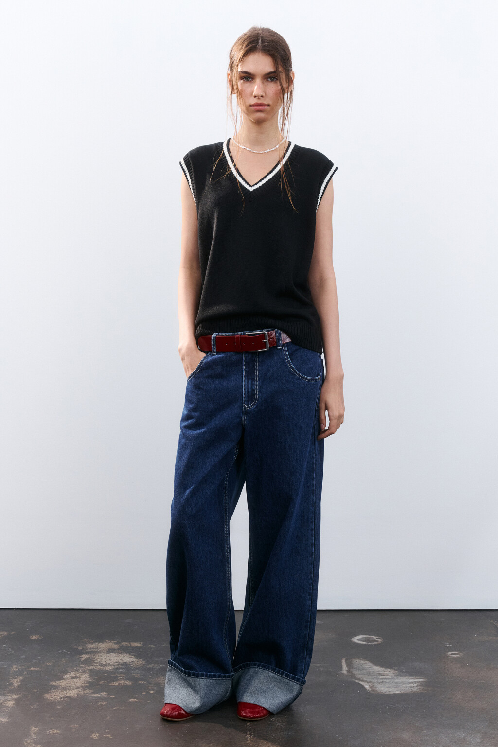 Жилет вязаный с контрастной окантовкой - цвет черный - 4