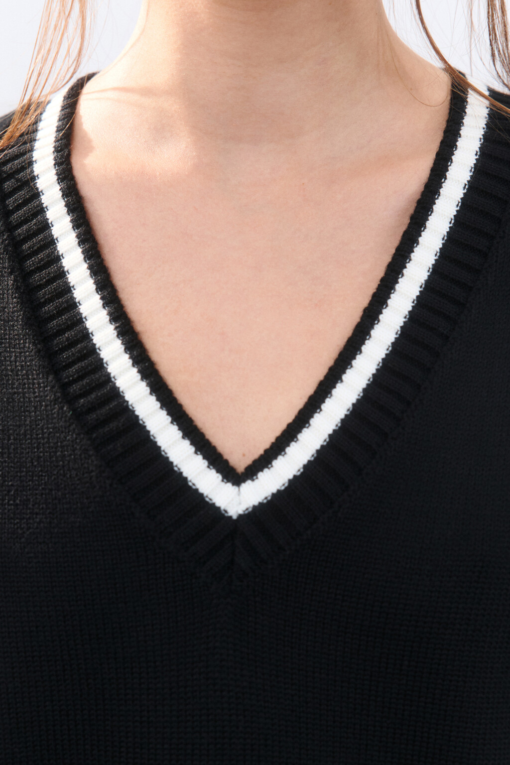 Жилет вязаный с контрастной окантовкой - цвет черный - 5