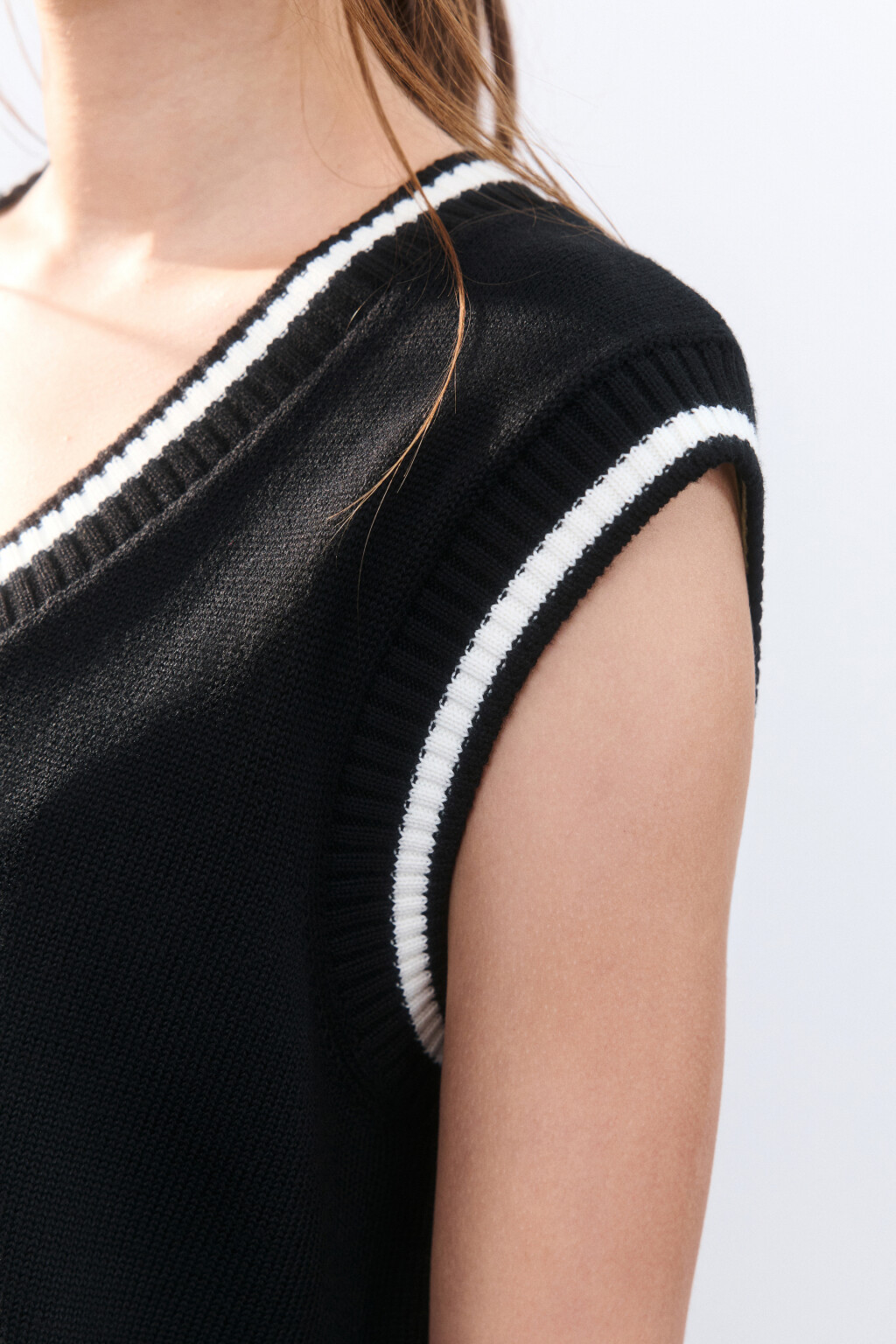 Жилет вязаный с контрастной окантовкой - цвет черный - 6