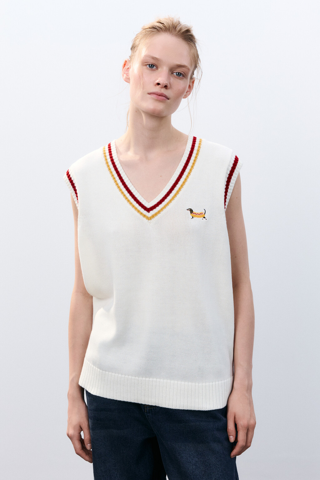 Жилет вязаный с контрастной окантовкой - цвет молочный - 2