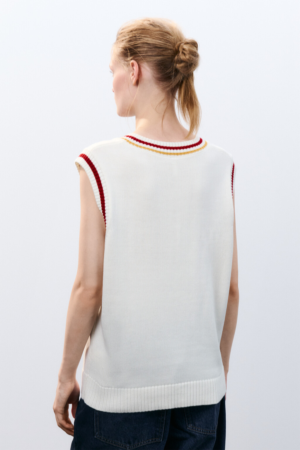 Жилет вязаный с контрастной окантовкой - цвет молочный - 3