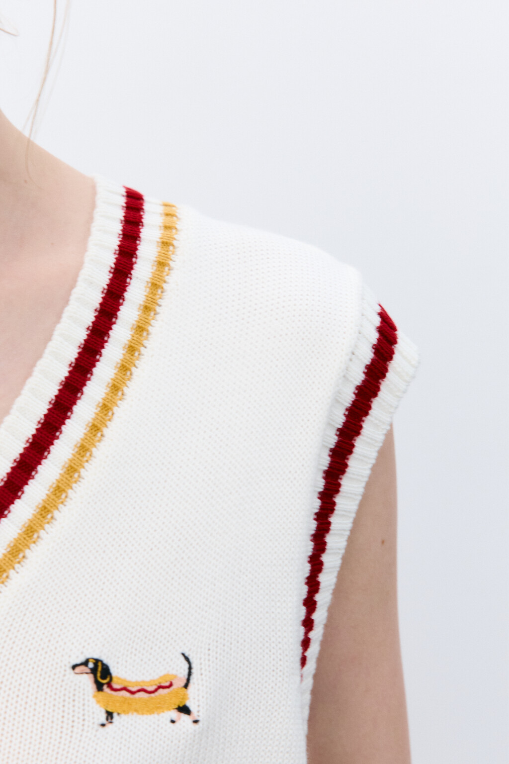 Жилет вязаный с контрастной окантовкой - цвет молочный - 6