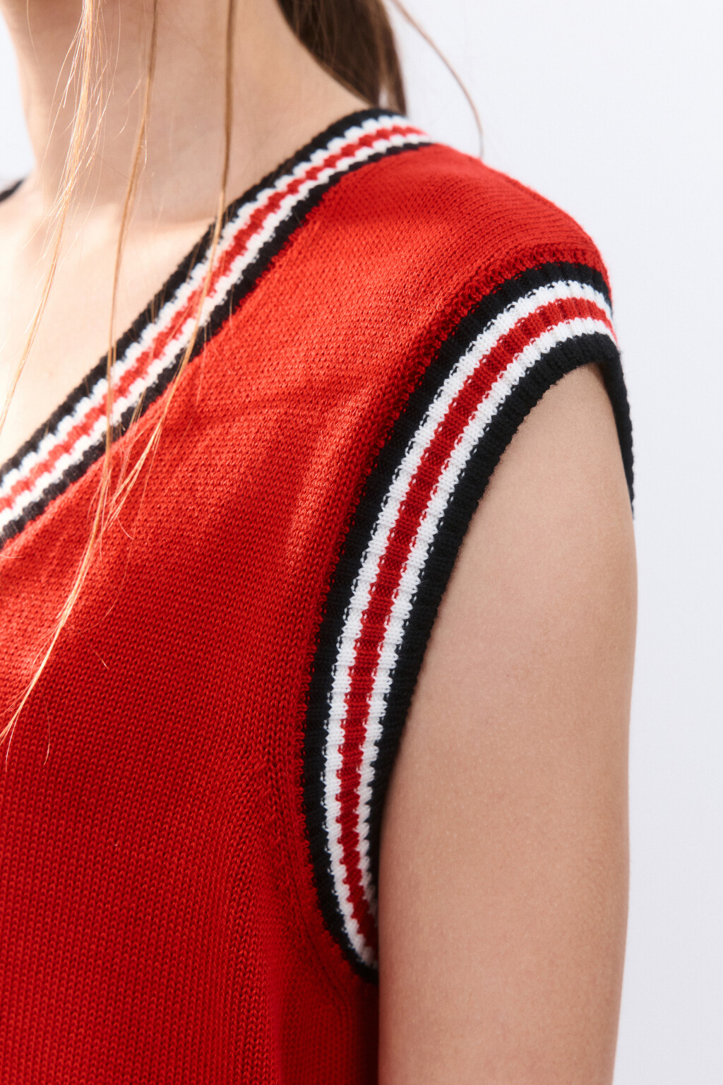 Жилет вязаный с контрастной окантовкой - цвет красный - 6