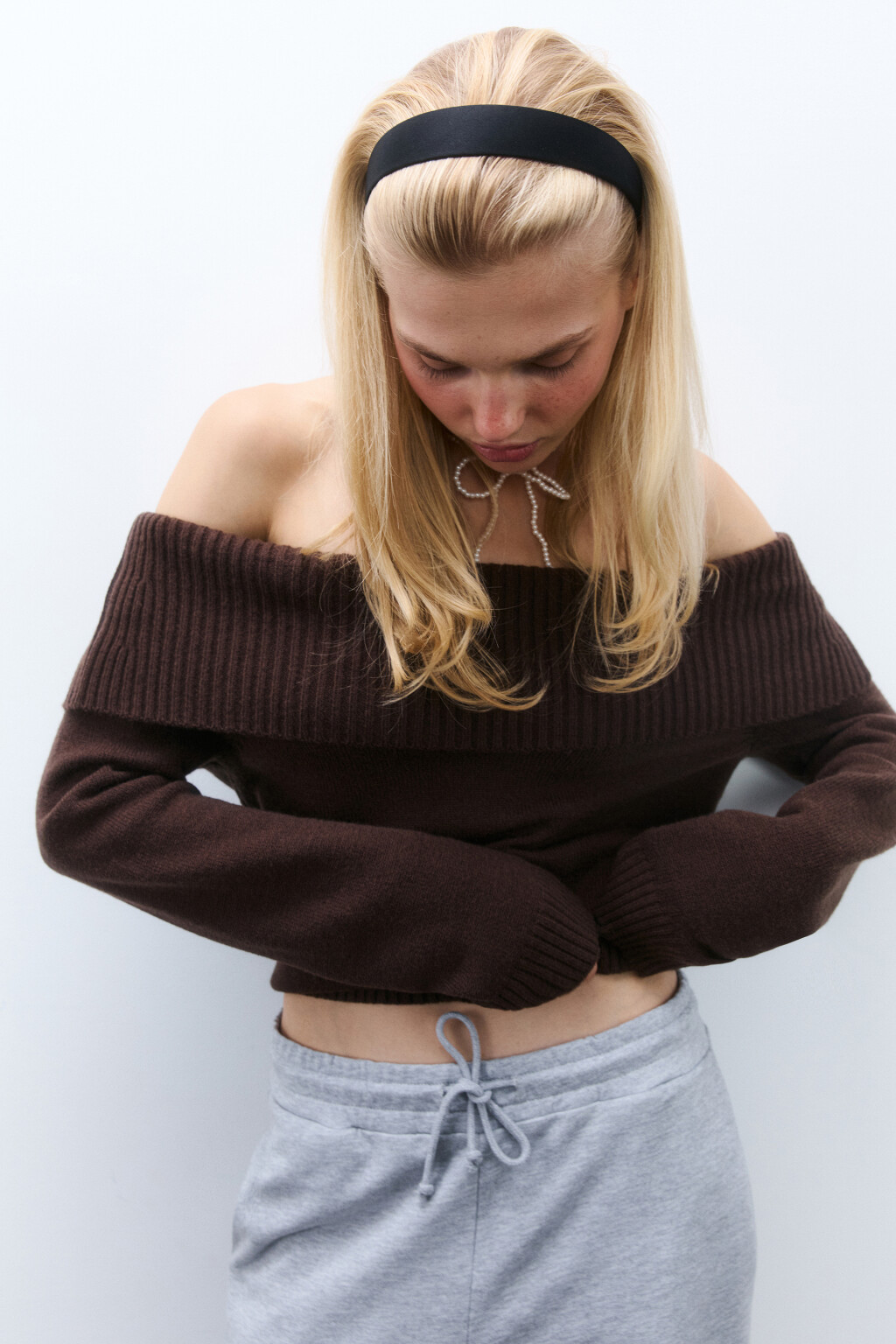 Джемпер вязаный с открытыми плечами - цвет коричневый - 1