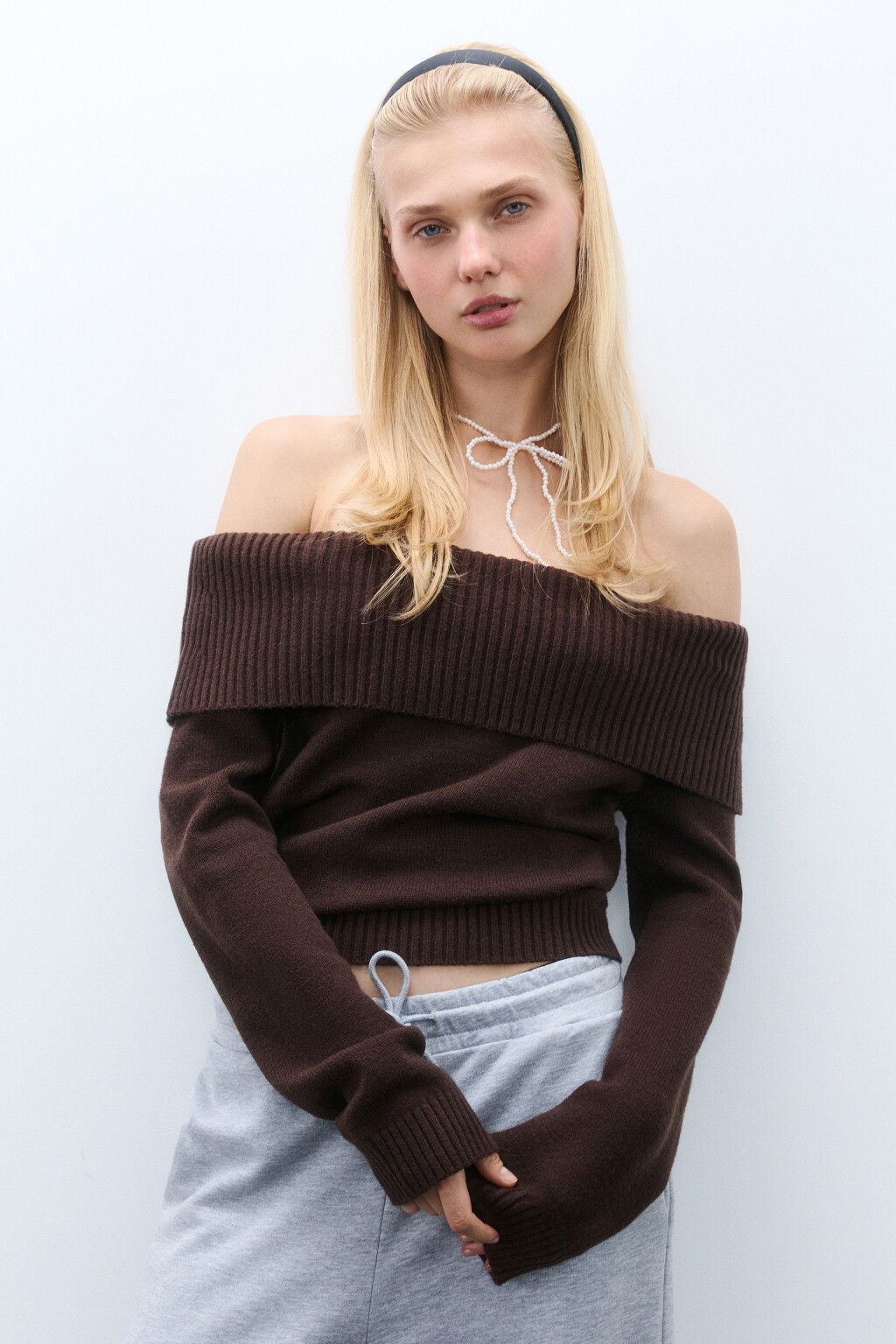 Джемпер вязаный с открытыми плечами - цвет коричневый - 2