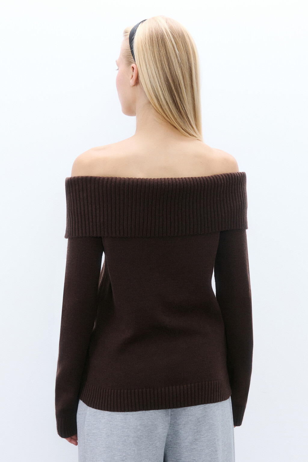 Джемпер вязаный с открытыми плечами - цвет коричневый - 4