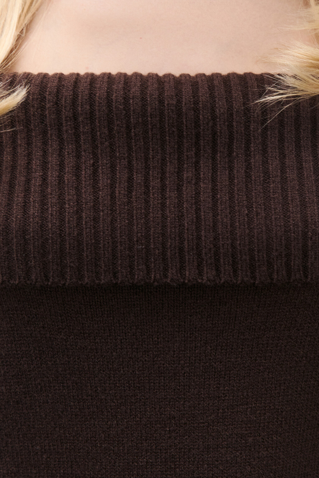 Джемпер вязаный с открытыми плечами - цвет коричневый - 6