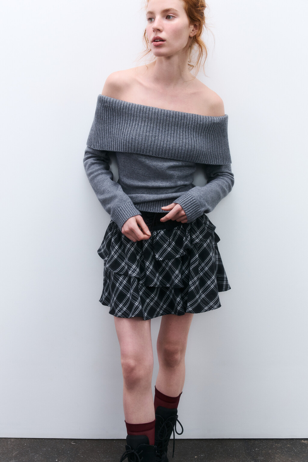 Джемпер вязаный с открытыми плечами - цвет серый - 1