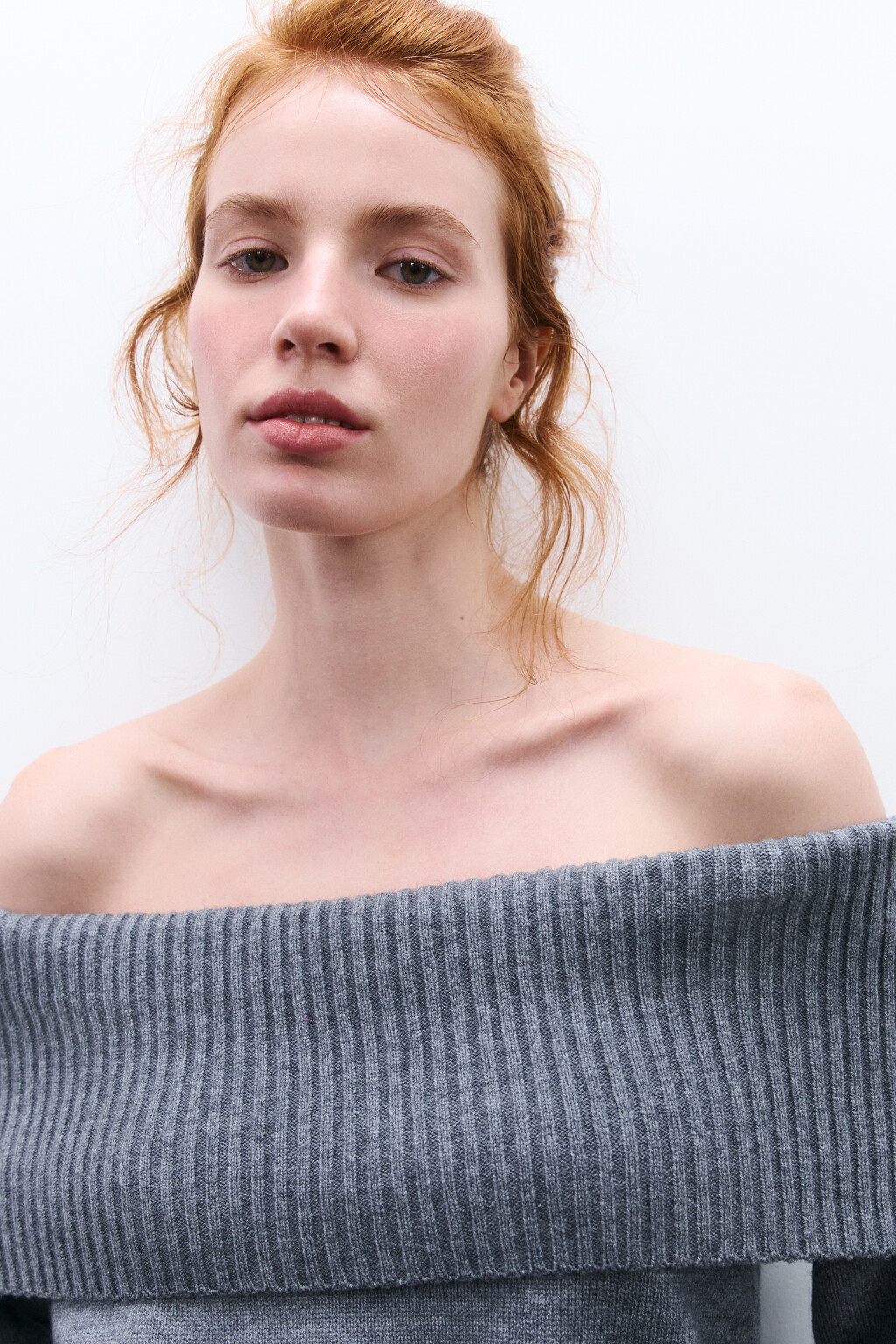 Джемпер вязаный с открытыми плечами - цвет серый - 5