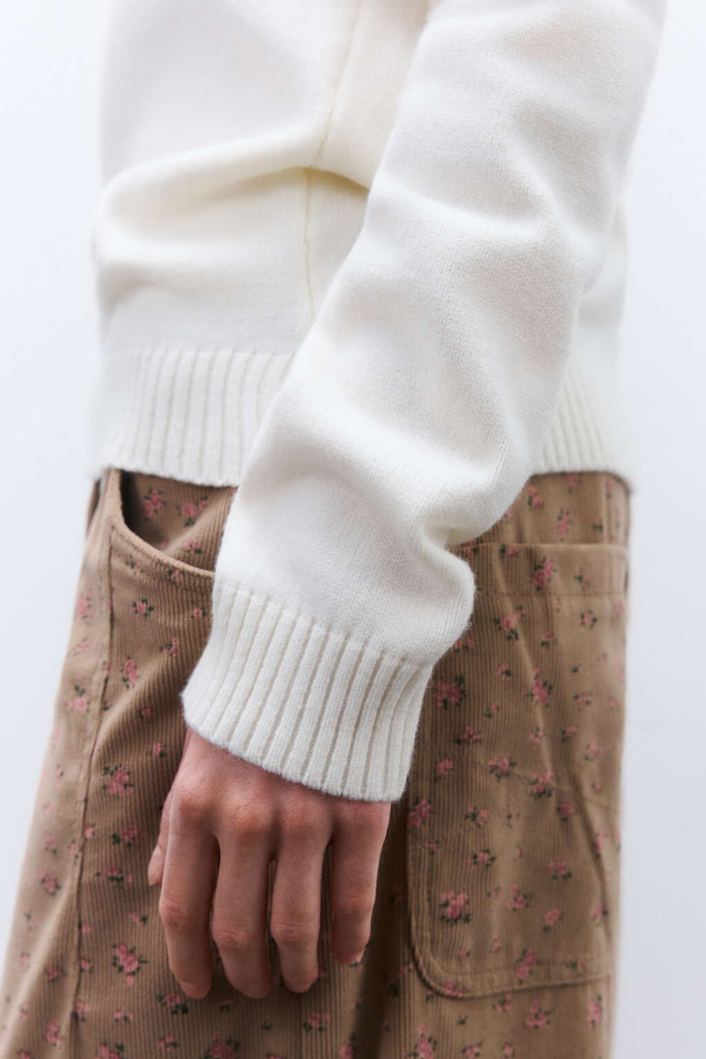 Джемпер вязаный с открытыми плечами - цвет молочный - 6