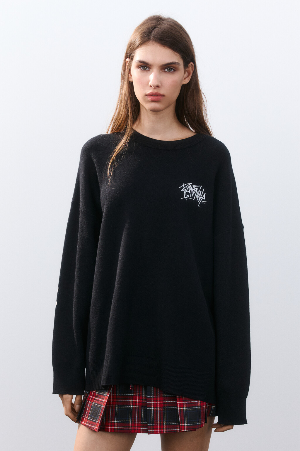 Джемпер вязаный с вышивкой и принтом - цвет черный - 2