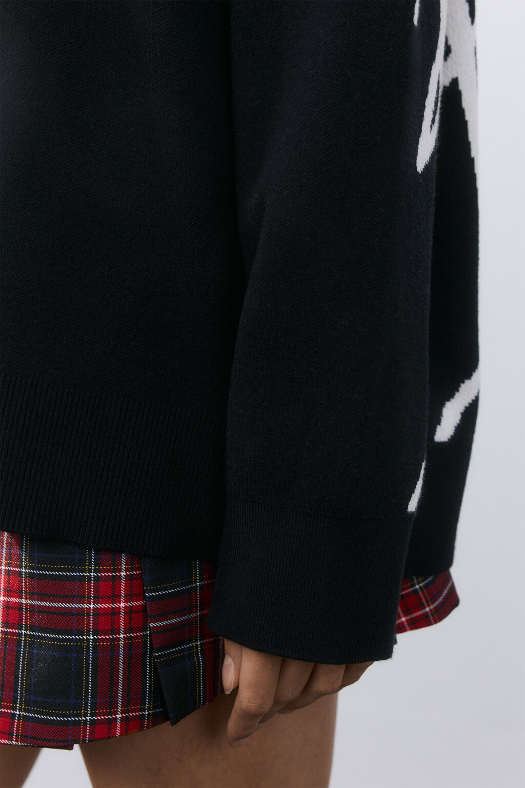 Джемпер вязаный с вышивкой и принтом - цвет черный - 5