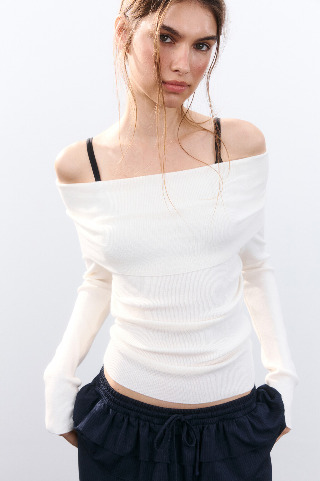 Джемпер облегающий с открытыми плечами - цвет молочный - 1