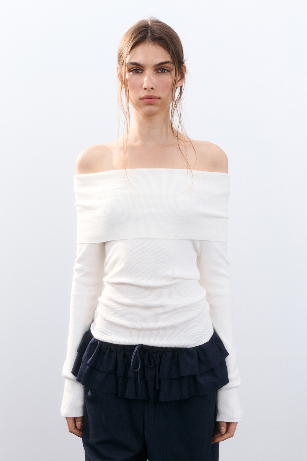 Джемпер облегающий с открытыми плечами - цвет молочный - 2