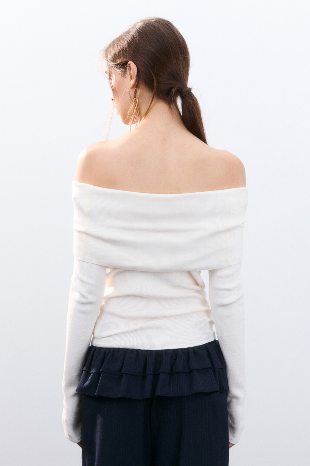 Джемпер облегающий с открытыми плечами - цвет молочный - 3