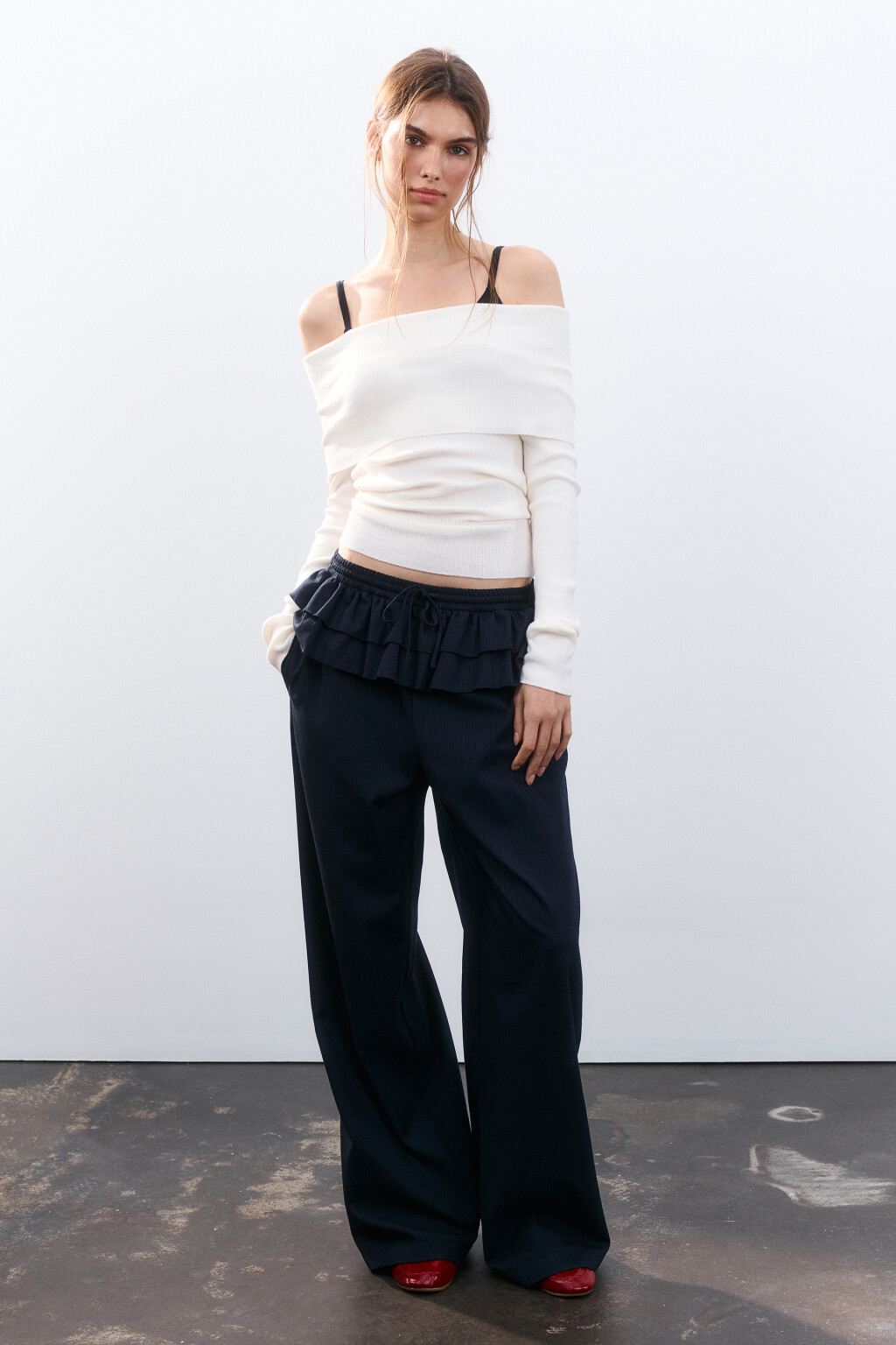 Джемпер облегающий с открытыми плечами - цвет молочный - 4